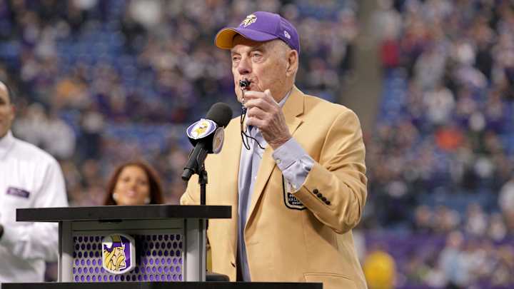 Before He Passed, Bud Grant Gave Kevin O'Connell An Awesome Gift