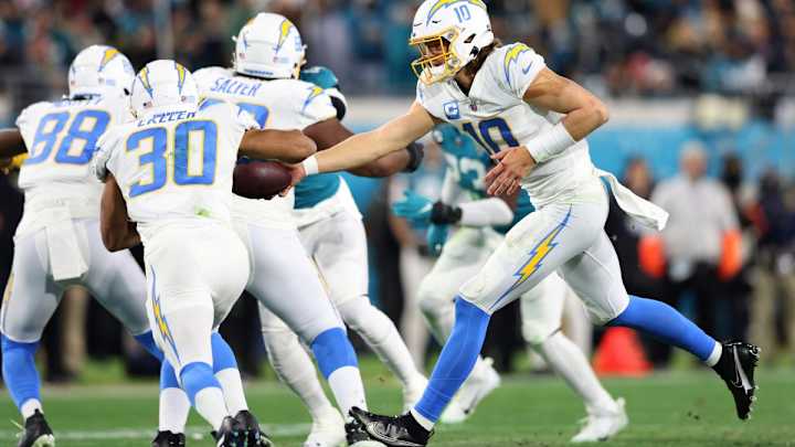 Chargers News: Kellen Moore Carrying Over Dallas Cowboys' Play Style to LA Chargers News: Kellen Moore Carrying Over Dallas Cowboys' Play Style to LA