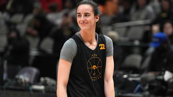 Caitlin Clark’s Star Power on Display With Never-Ending Line for Autograph Session Caitlin Clark’s Star Power on Display With Never-Ending Line for Autograph Session