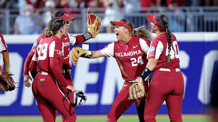 WATCH: Oklahoma's Jayda Coleman Robs a Home Run in WCWS