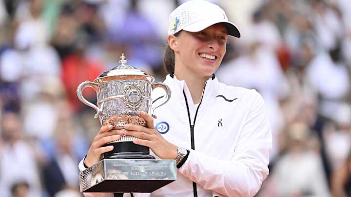 French Open Trophy Lid Falls as Iga Swiatek Celebrates Title French Open Trophy Lid Falls as Iga Swiatek Celebrates Title