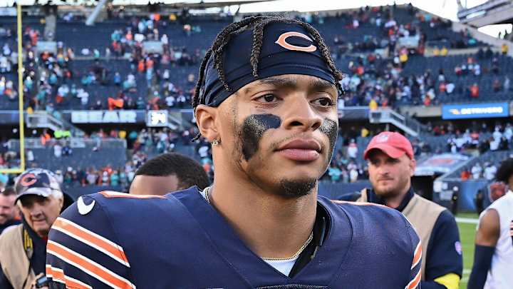 Bears’ Justin Fields Coolly Sinks Half-Court Basketball Shot Bears’ Justin Fields Coolly Sinks Half-Court Basketball Shot