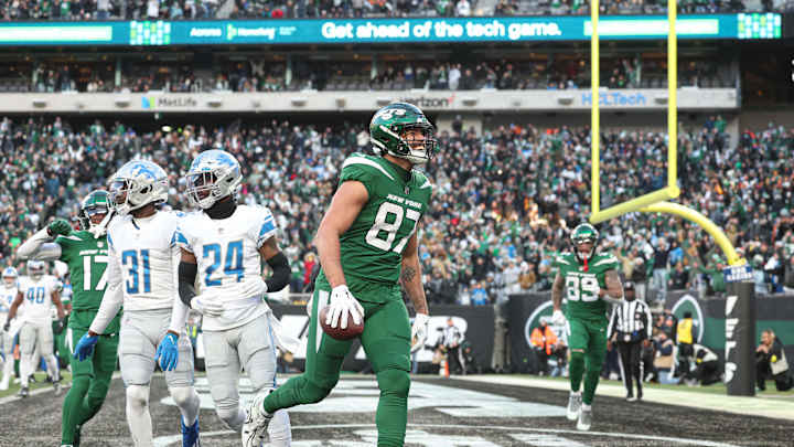 LOOK: Former Auburn tight end CJ Uzomah hit the red carpet with Aaron Rodgers LOOK: Former Auburn tight end CJ Uzomah hit the red carpet with Aaron Rodgers