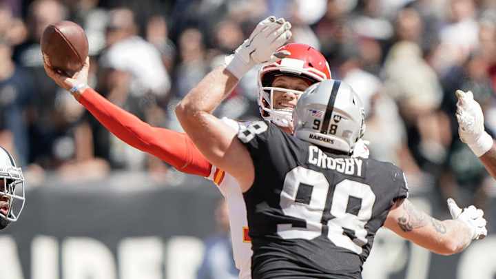 Raiders’ Maxx Crosby Reveals Why He Headbutted Patrick Mahomes Raiders’ Maxx Crosby Reveals Why He Headbutted Patrick Mahomes