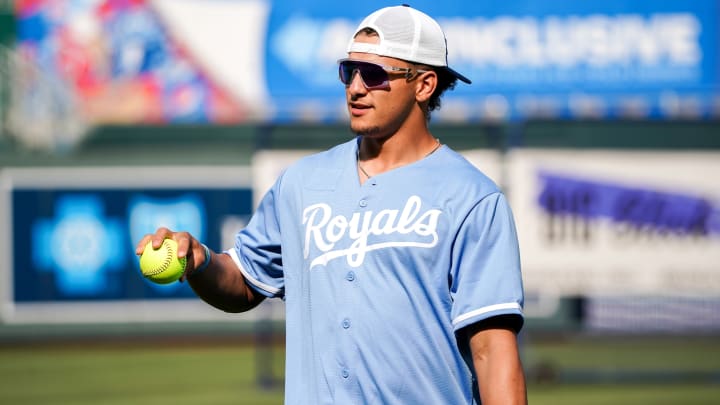 Patrick Mahomes Swaps Autographs With Reds’ Elly De La Cruz