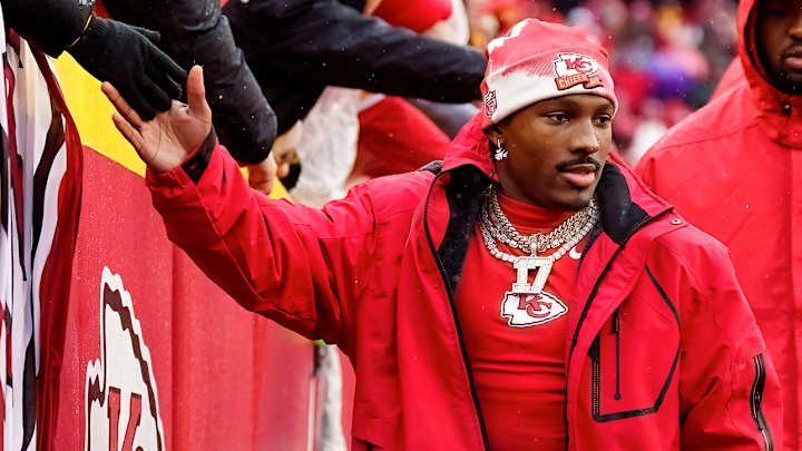 New Jets WR Mecole Hardman Shows Off Outrageous Team-Themed Chain