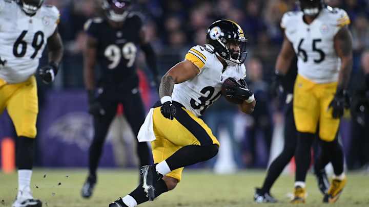 Analyst Has Superstar Comparison for Steelers RB Jaylen Warren