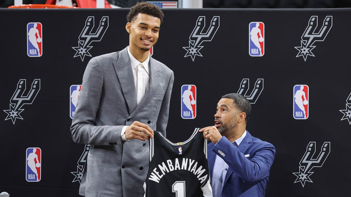 NBA World Couldn’t Believe How Victor Wembanyama Dwarfed David Robinson, Tim Duncan in Photo NBA World Couldn’t Believe How Victor Wembanyama Dwarfed David Robinson, Tim Duncan in Photo