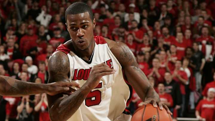 Earl Clark Signs With Louisville Alumni TBT Team