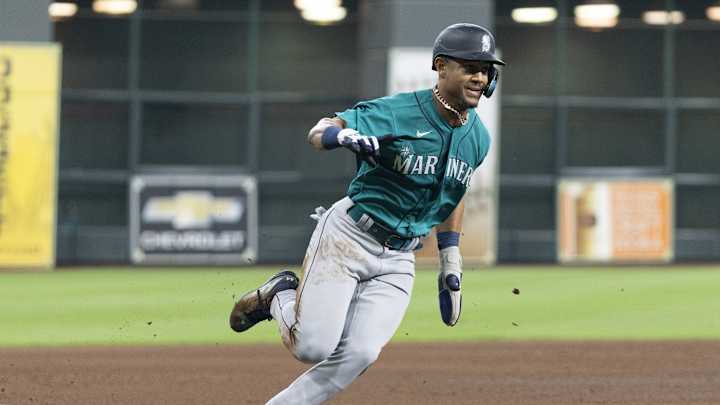 Seattle Mariners Star Hangs Out with Baseball Personality Sarah Langs at Home Run Derby