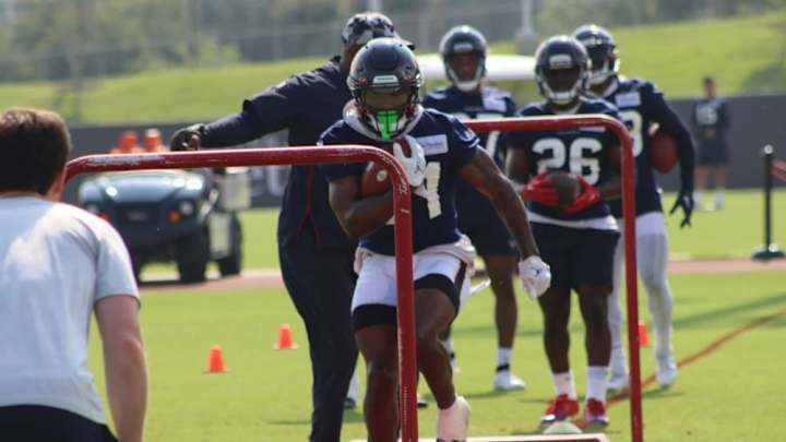 Texans' Dameon Pierce vs. Devin Singletary: ‘More Than One Guy Can Eat!' Texans' Dameon Pierce vs. Devin Singletary: ‘More Than One Guy Can Eat!'