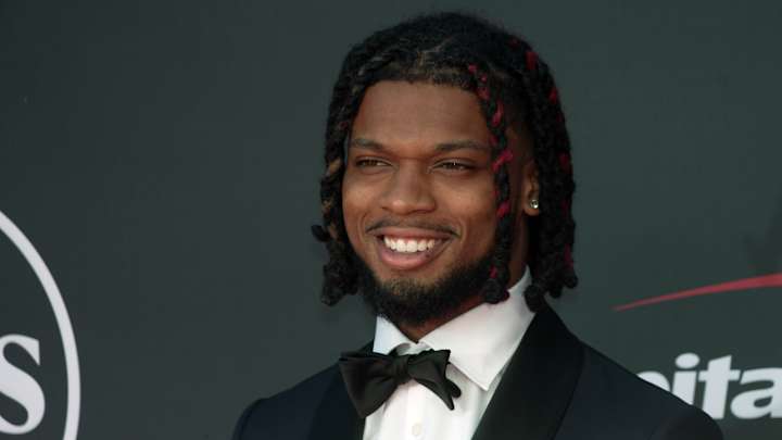 An Emotional Damar Hamlin Presented Pat Tillman Award to Bills Training Staff, and Fans Loved It