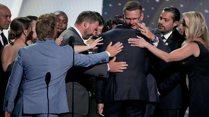 Bills WATCH: Damar Hamlin Emotional Giving Tillman Award To Heroic Medical Staff Bills WATCH: Damar Hamlin Emotional Giving Tillman Award To Heroic Medical Staff