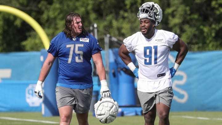 Long-Lost Ex-Husky Onwuzurike Returns to Lions' Practice
