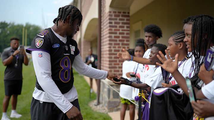 Young Ravens Fan Had Priceless Reaction to High-Fiving Lamar Jackson Young Ravens Fan Had Priceless Reaction to High-Fiving Lamar Jackson