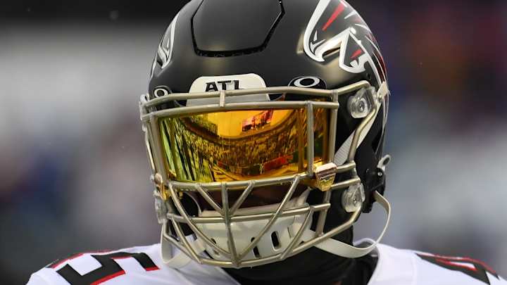 BREAKING: Panthers Sign LB Deion Jones