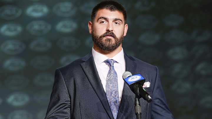 Bryan Hudson Serving as the 'Traffic Cop' for Louisville's Offensive Line