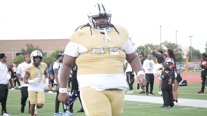 Fans shocked by humongous college football player