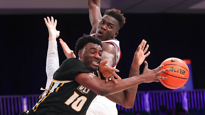 Hidden Gems: Vince Williams Jr. Carries Intriguing Two-Way Ability Hidden Gems: Vince Williams Jr. Carries Intriguing Two-Way Ability