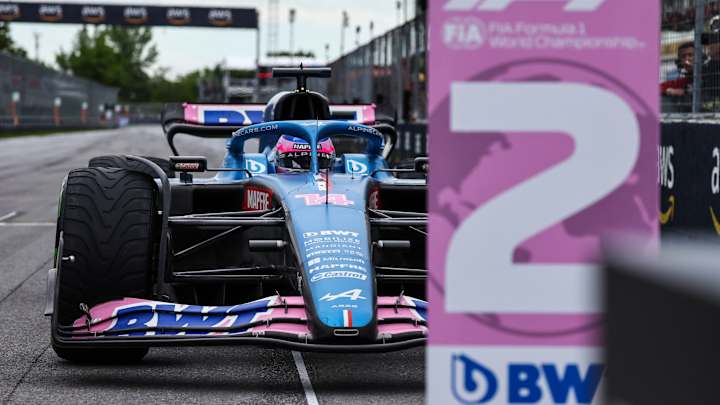 Fernando Alonso looks to fight for the lead into T1 at Canada