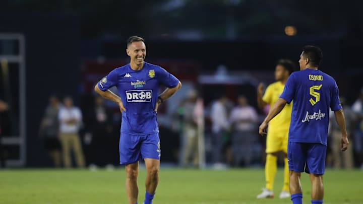 Suns Legend Steve Nash Scores Goal in Ronaldinho-Carlos Charity Match