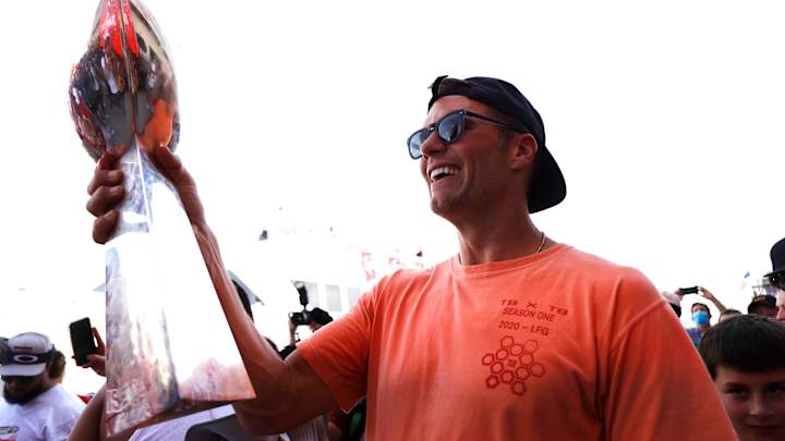 Greg Olsen doesn't see Tom Brady's career ending until he gets 10 Super Bowls