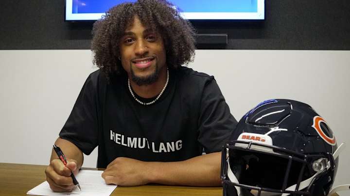 Gordon Signs His Rookie Contract with the Bears