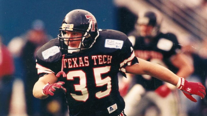 Urlacher on Red Raiders Alumnus: ‘How the F— is Zach Thomas not in Hall of Fame?’ Urlacher on Red Raiders Alumnus: ‘How the F— is Zach Thomas not in Hall of Fame?’