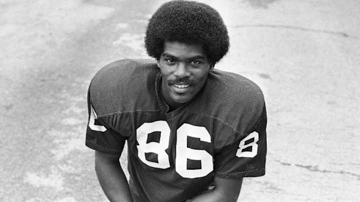 QB Pioneer & Former Patriots WR Marlin Briscoe Passes Away QB Pioneer & Former Patriots WR Marlin Briscoe Passes Away