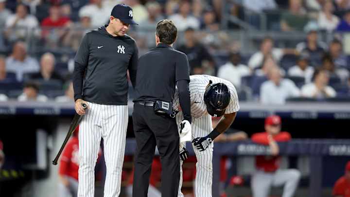 Yankees' Aaron Hicks Leaves Game After Hitting Foul Ball Off Shin