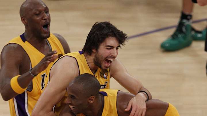 Lakers News: LA Folk Hero Spotted Signing Memorabilia for Fans at Summer League Lakers News: LA Folk Hero Spotted Signing Memorabilia for Fans at Summer League