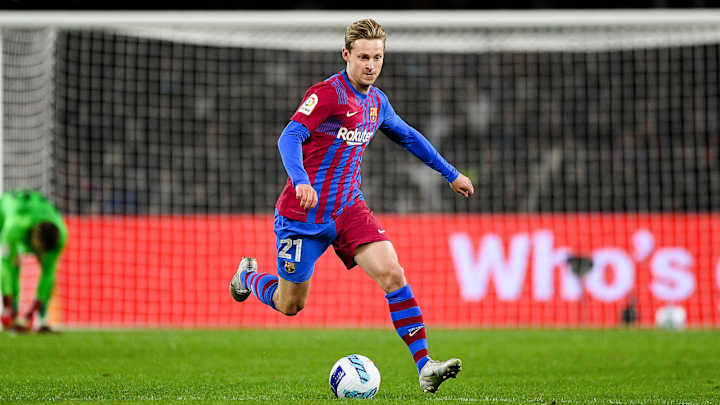 De Jong Reluctant to Move Despite Barcelona, Man United Agreement
