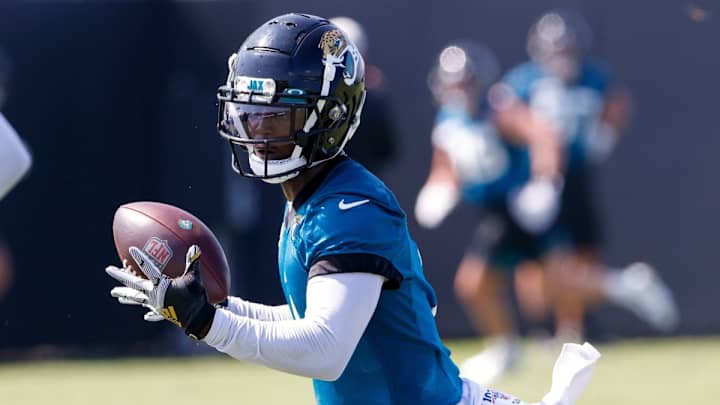 Jaguars' Travis Etienne Shows Off in Workout With Ezekiel Elliot, Melvin Gordon Jaguars' Travis Etienne Shows Off in Workout With Ezekiel Elliot, Melvin Gordon