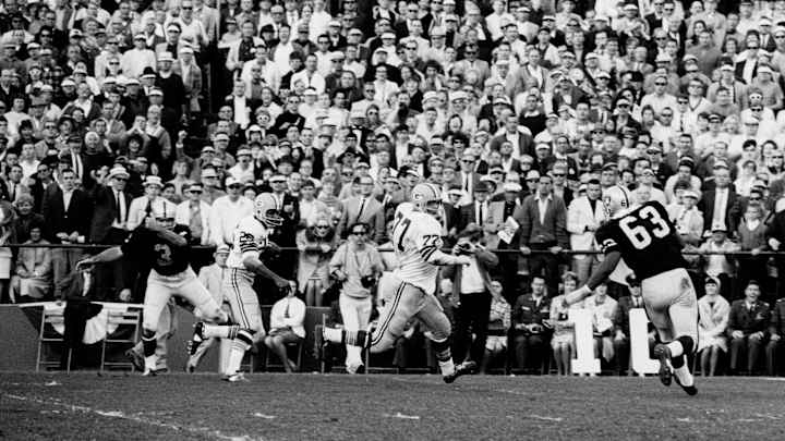 Raiders CB Fred Williamson Was "The Hammer" Raiders CB Fred Williamson Was "The Hammer"