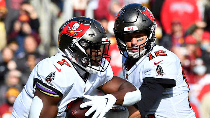 Bucs’ Leonard Fournette Says He’s Playing Through Foot Injury