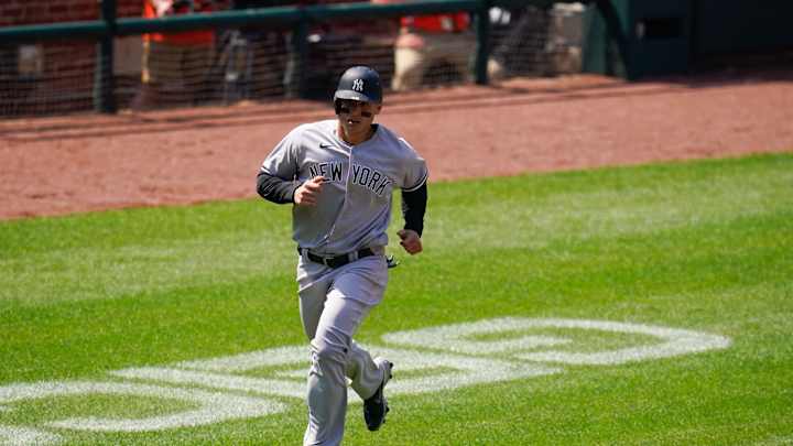 Anthony Rizzo Scratched From Starting Lineup as Lower-Back Issues Return