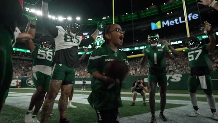 Jets Fan With Cerebral Palsy Scores Touchdown in Scrimmage (Video)