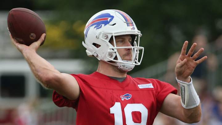 Disguised Case Keenum Fools Teammates Into Signing Autographs (Video)