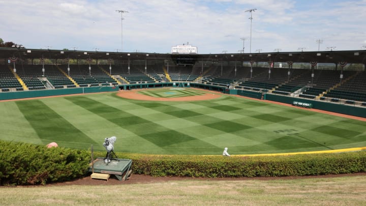 Orioles’ Martin Wipes Out Child While Sledding Down Hill at LLWS Orioles’ Martin Wipes Out Child While Sledding Down Hill at LLWS