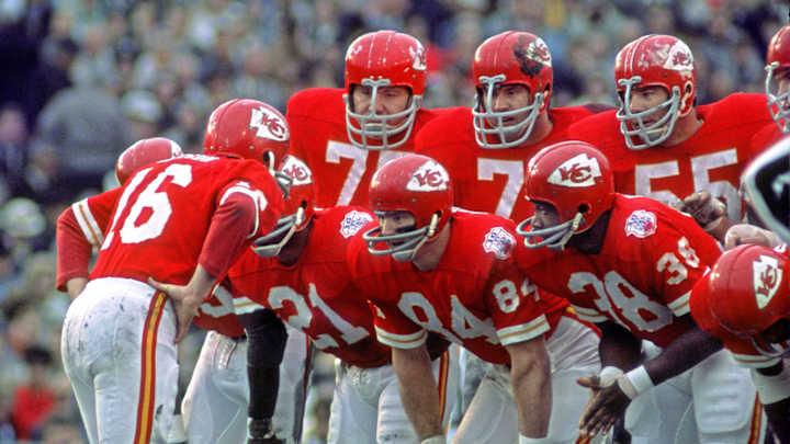 Chiefs Honor Len Dawson With Helmet Decal and Iconic Huddle
