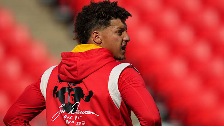 Patrick Mahomes, Chiefs Pay Tribute to Len Dawson During Game (Video)