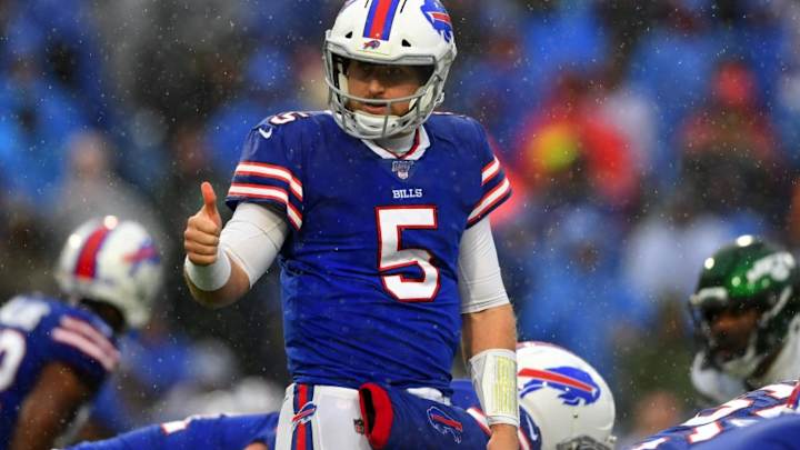 WATCH: Matt Barkley Punts For Bills in Place of Matt Araiza