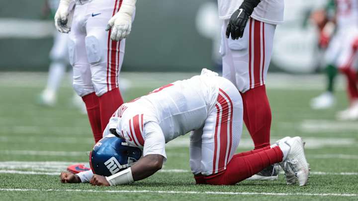 Giants Quarterback Tyrod Taylor Carted Off vs. Jets, Ruled Out Giants Quarterback Tyrod Taylor Carted Off vs. Jets, Ruled Out