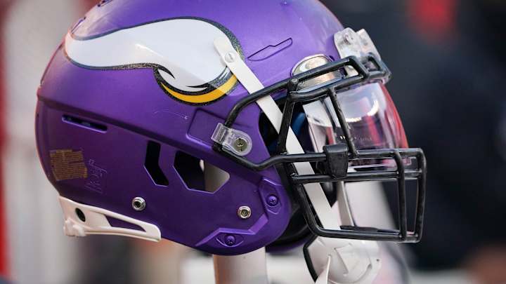 Vikings Trade G Jesse Davis to Steelers For Conditional 2025 Seventh