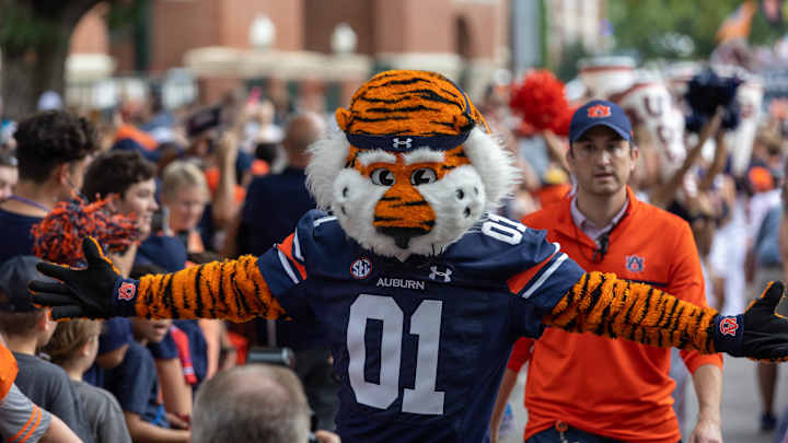 Three-star TE Dillon Hipp praises Auburn coach Ben Aigamaua for genuine approach in recruiting