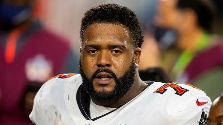 Donovan Smith Questionable to Return for Buccaneers After Injury