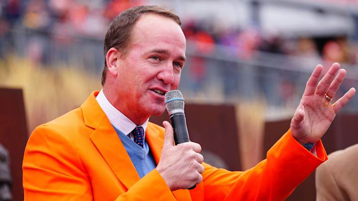 Peyton Manning Frustrated With Broncos’ Failure to Call Timeout During End-of-Game Debacle