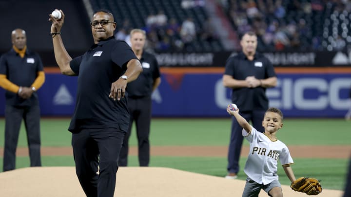 Roberto Clemente’s Son, Grandson Throw First Pitches at Pirates-Mets