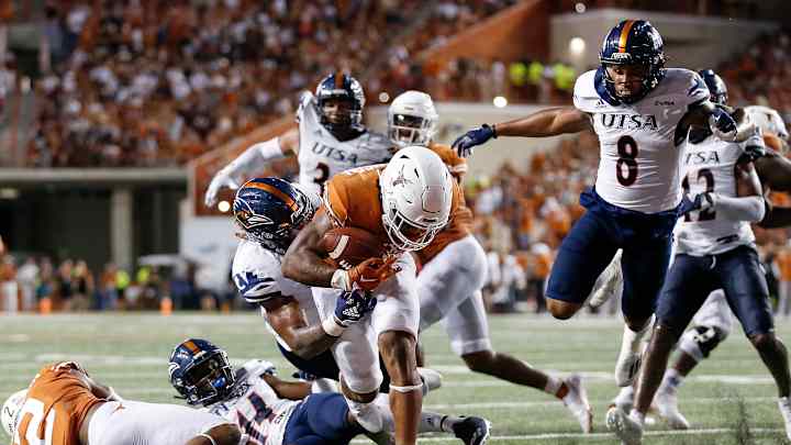 No. 21 Texas Comes Back From 10 Down, Beats UTSA to Move to 2-1