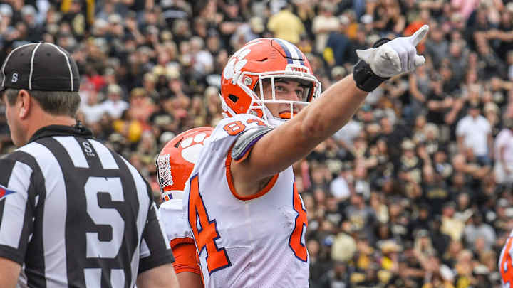 'Dependable' Davis Allen Shines in Clemson Passing Game at Wake Forest 'Dependable' Davis Allen Shines in Clemson Passing Game at Wake Forest